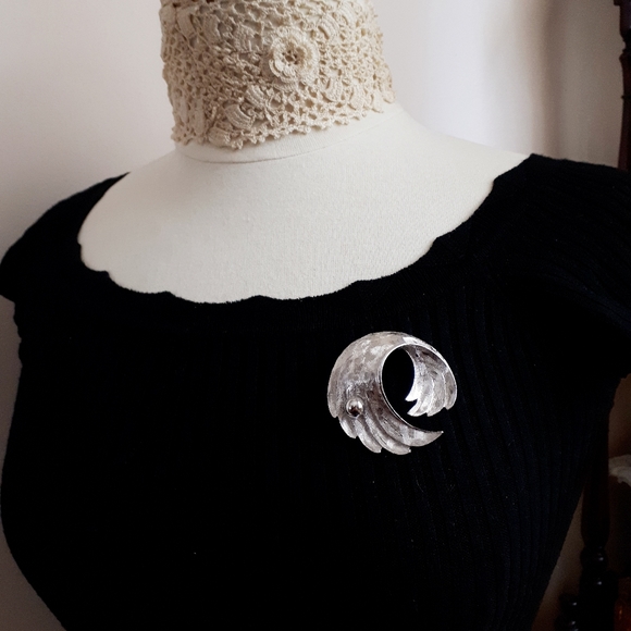 Vintage silver tone swirly design pin brooch. Gift - Picture 9 of 10